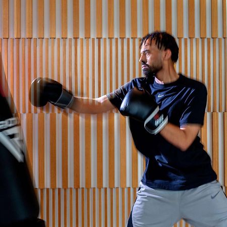 Hyatt Regency Riyadh Olaya Zewnętrze zdjęcie A boxer training with a heavy bag