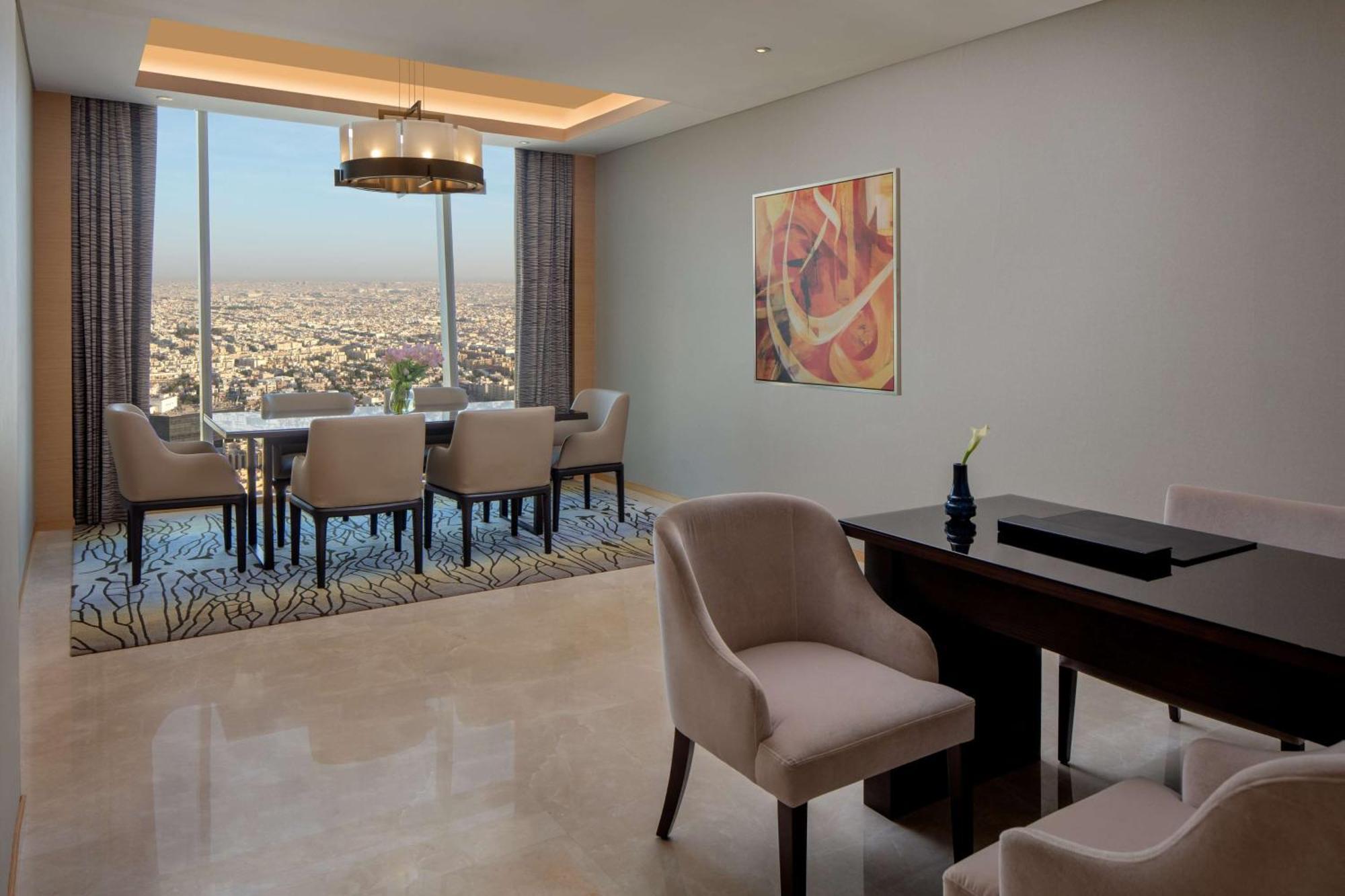 Hyatt Regency Riyadh Olaya Zewnętrze zdjęcie A dining room in a typical apartment