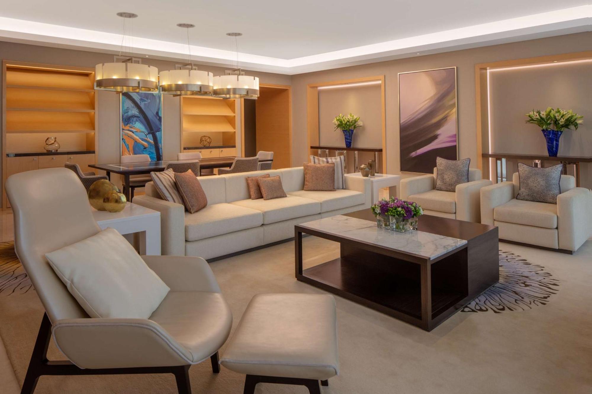 Hyatt Regency Riyadh Olaya Zewnętrze zdjęcie The living room of a three-bedroom suite
