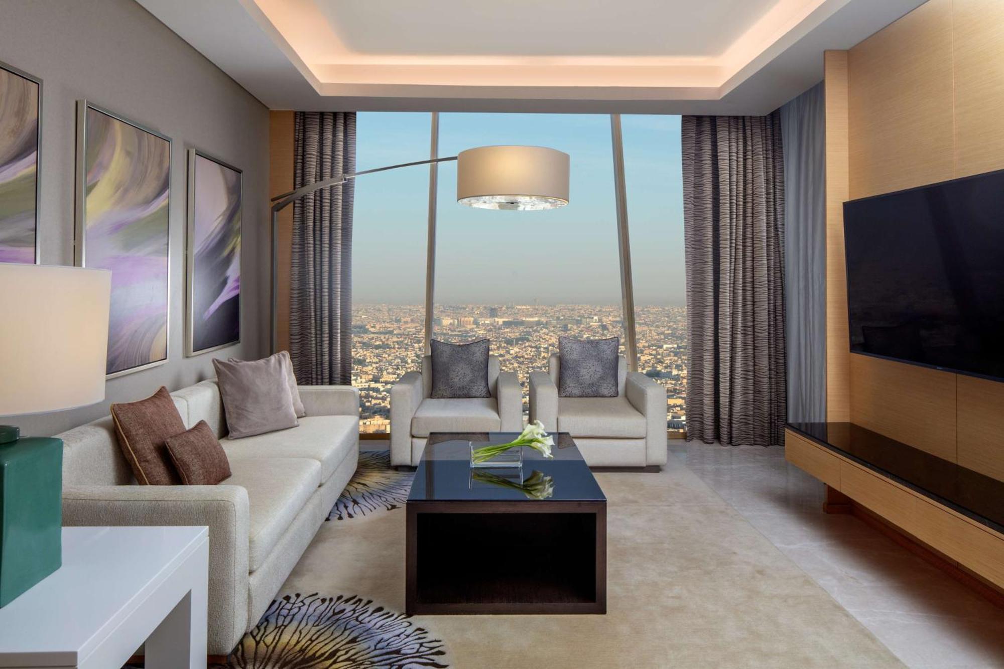 Hyatt Regency Riyadh Olaya Zewnętrze zdjęcie A living room in a typical apartment
