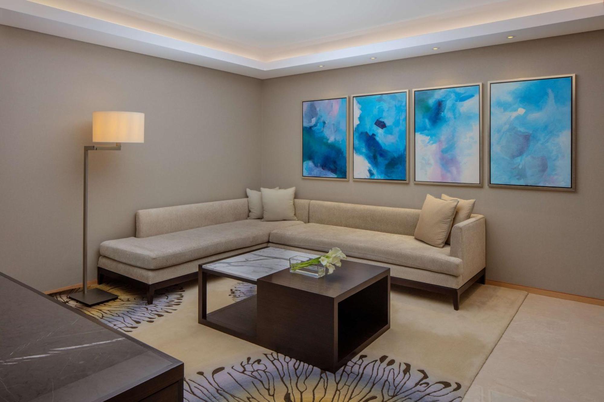 Hyatt Regency Riyadh Olaya Zewnętrze zdjęcie A living room at the Ritz-Carlton, DIFC
