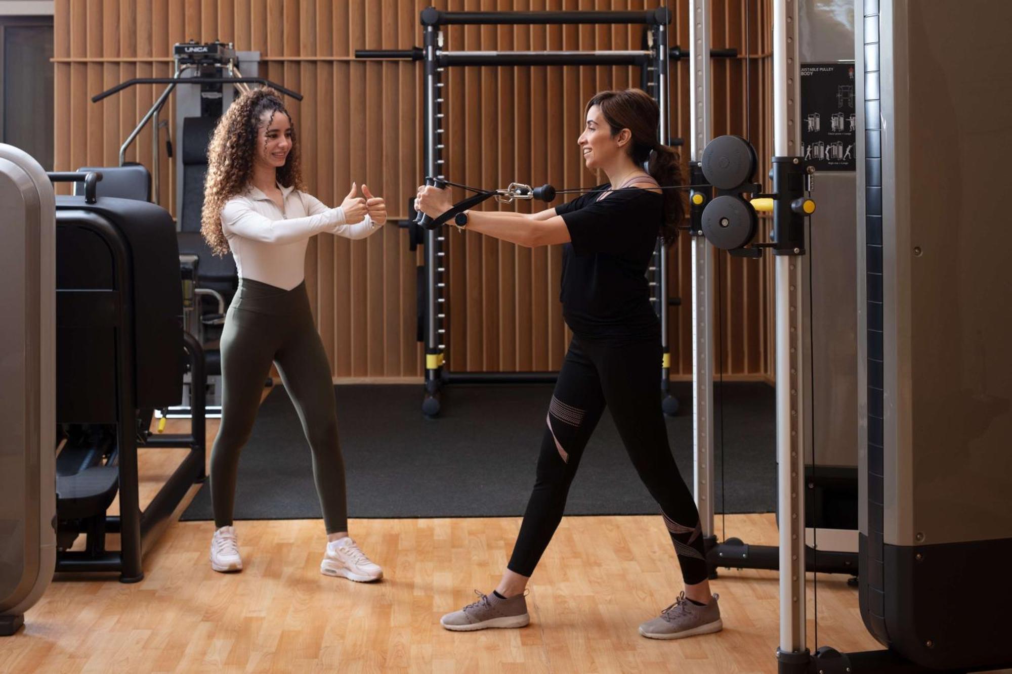 Hyatt Regency Riyadh Olaya Zewnętrze zdjęcie Personal trainer working with a female client