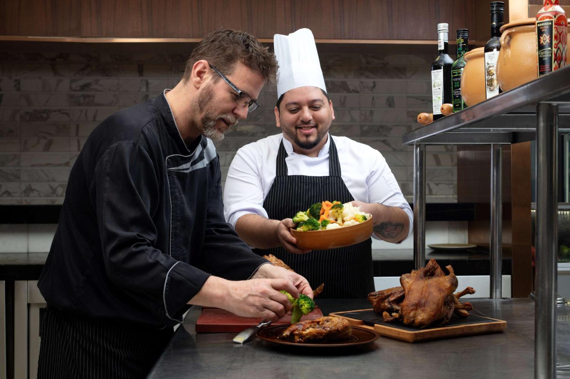 Hyatt Regency Riyadh Olaya Zewnętrze zdjęcie Chef de cuisine (left) and sous-chef (right)