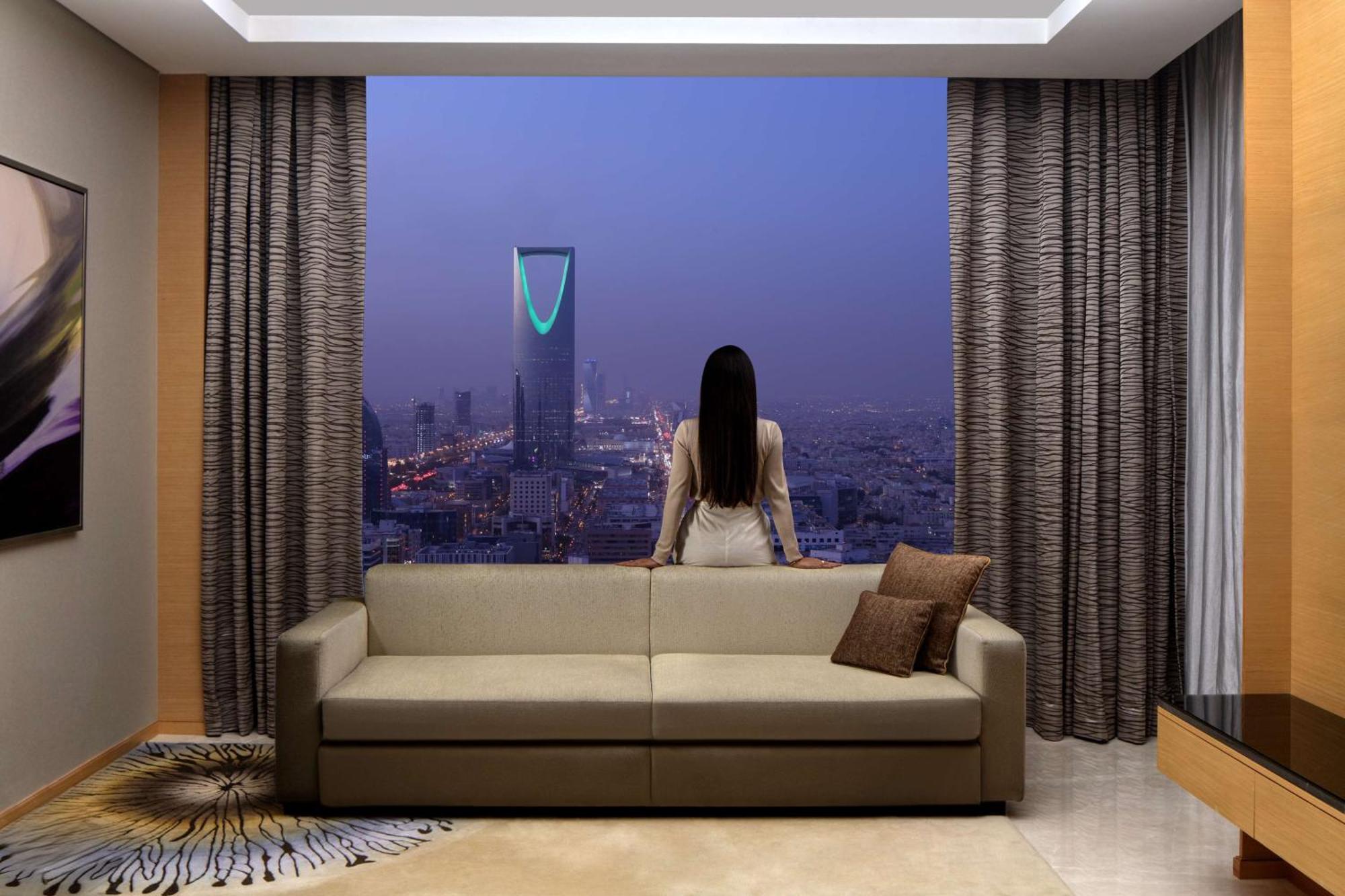Hyatt Regency Riyadh Olaya Zewnętrze zdjęcie A view of the Kingdom Centre from a suite