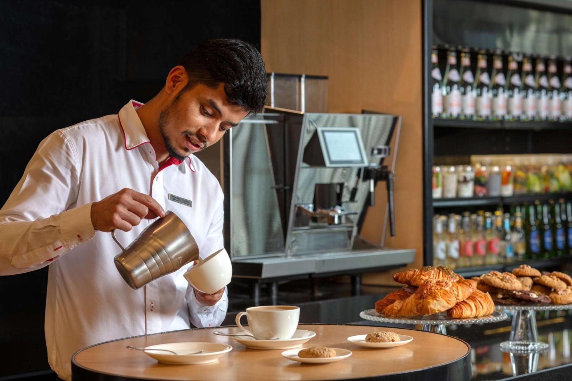 Hyatt Regency Riyadh Olaya Zewnętrze zdjęcie A barista at work