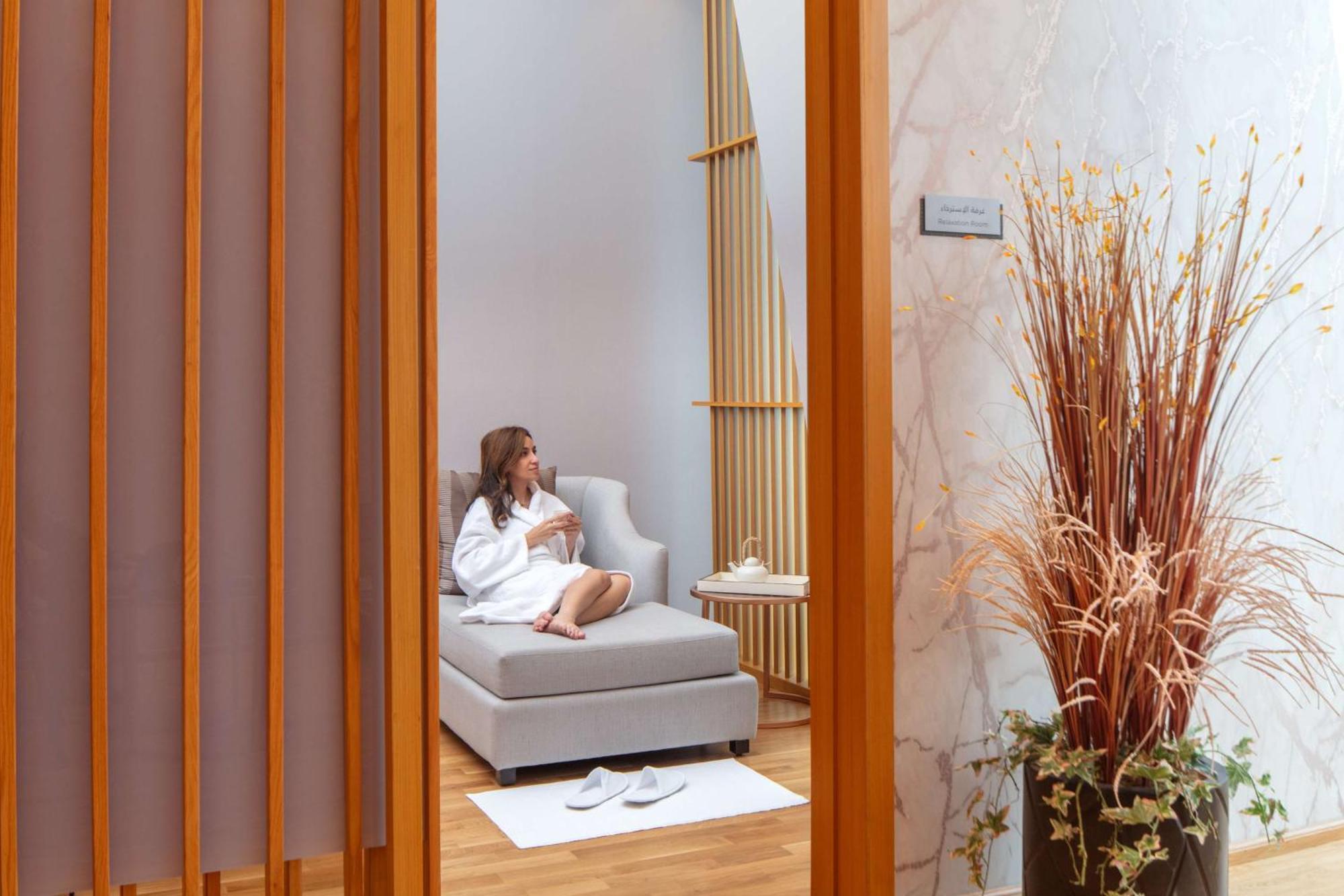 Hyatt Regency Riyadh Olaya Zewnętrze zdjęcie A woman relaxing in a spa