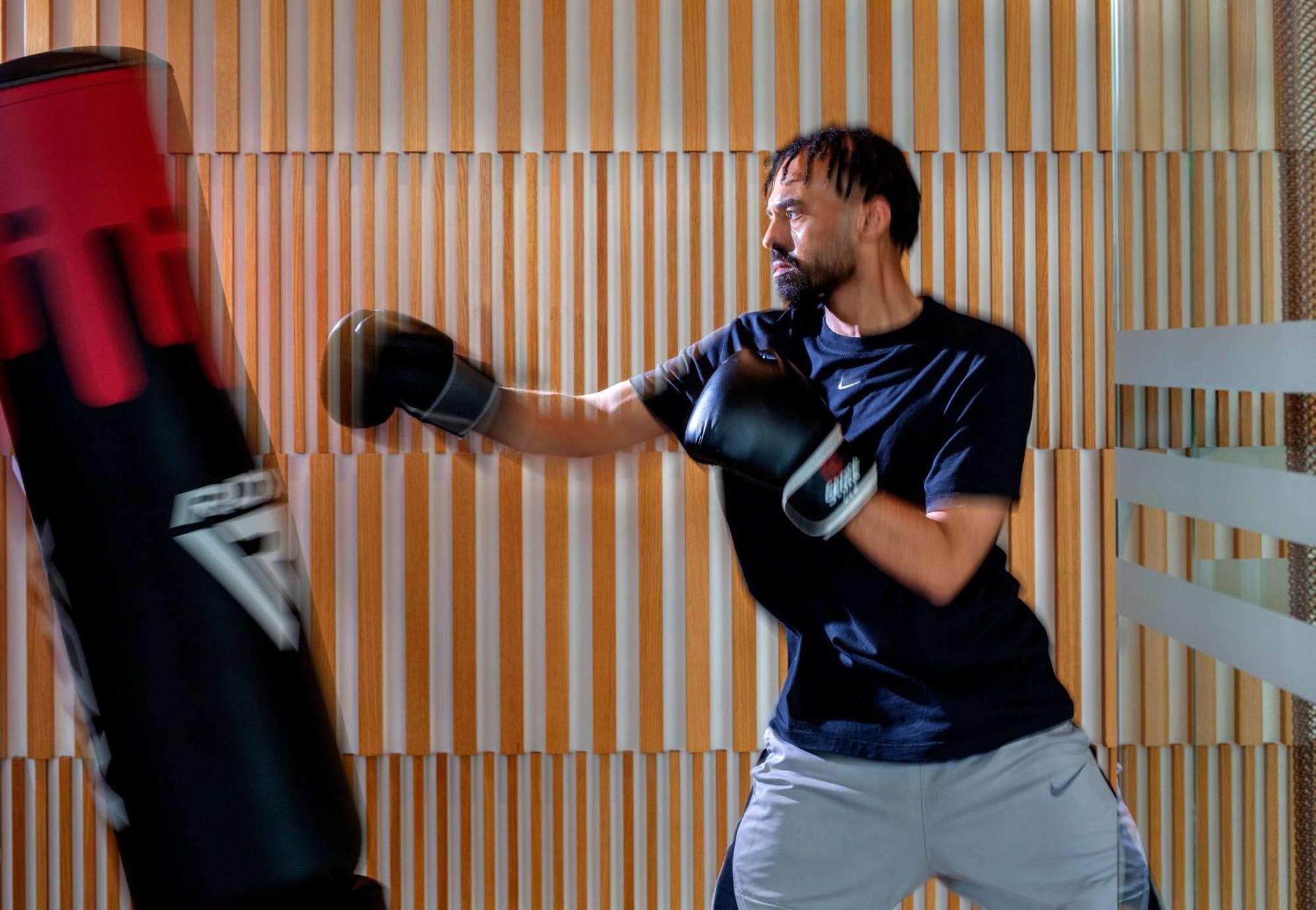 Hyatt Regency Riyadh Olaya Zewnętrze zdjęcie A boxer training with a heavy bag