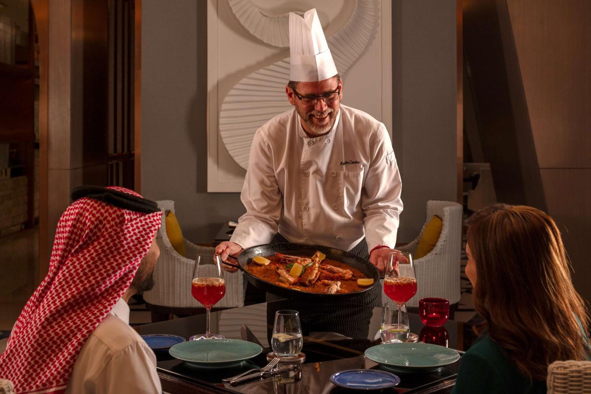Hyatt Regency Riyadh Olaya Zewnętrze zdjęcie A chef serving food