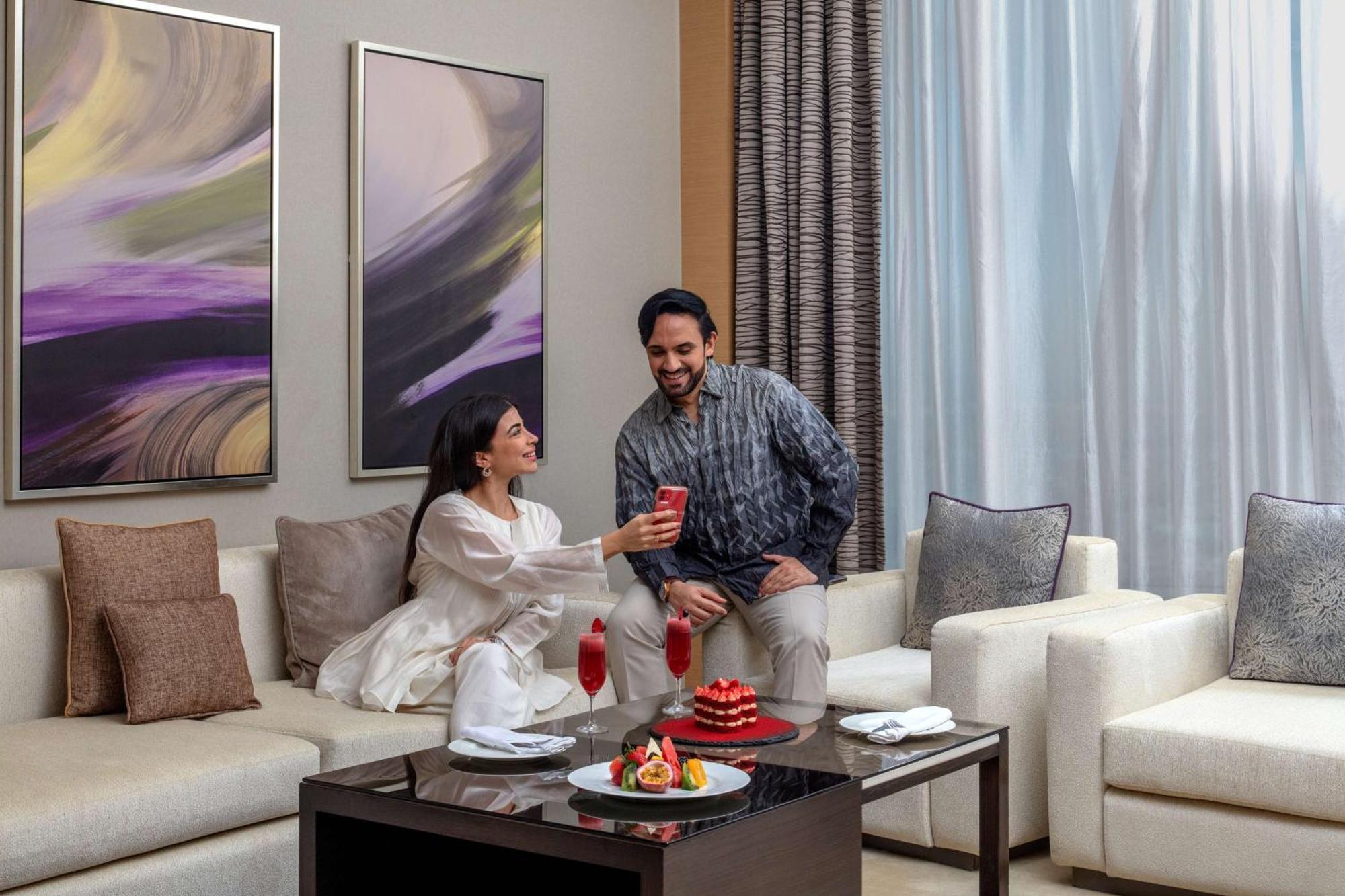 Hyatt Regency Riyadh Olaya Zewnętrze zdjęcie A couple in a living room