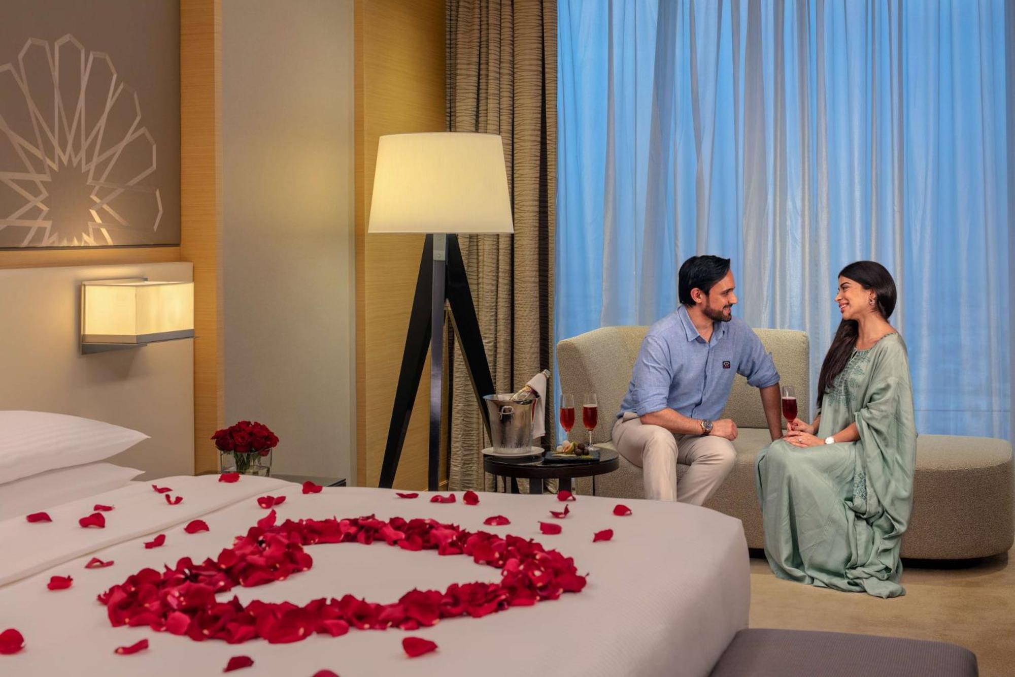 Hyatt Regency Riyadh Olaya Zewnętrze zdjęcie A couple in a hotel room