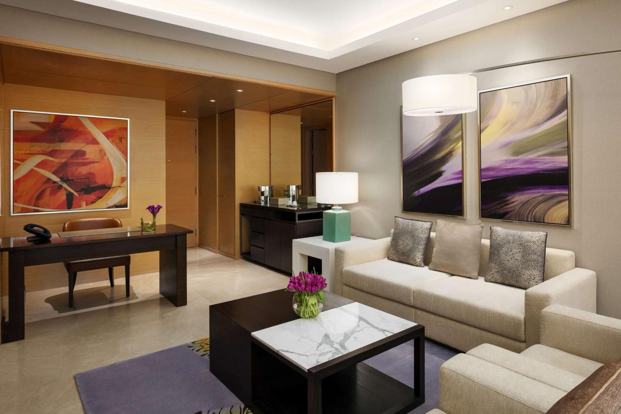 Hyatt Regency Riyadh Olaya Zewnętrze zdjęcie A living room in a suite at the Ritz-Carlton, Dubai
