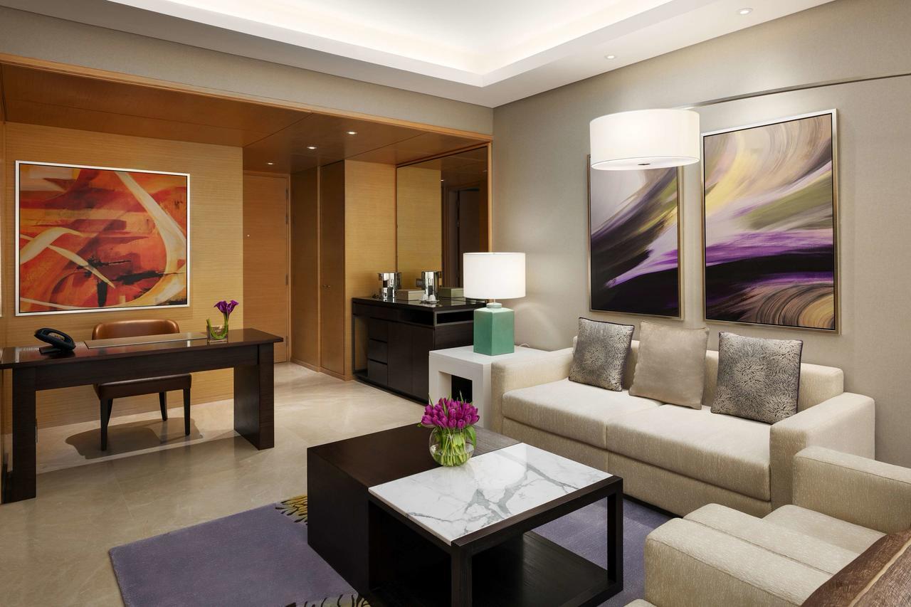 Hyatt Regency Riyadh Olaya Zewnętrze zdjęcie A living room in a suite at the Ritz-Carlton, Dubai